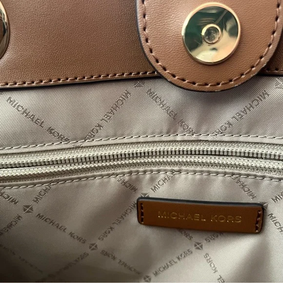 Michael Kors Brown & Cream Laptop Purse - Picture 13 of 16